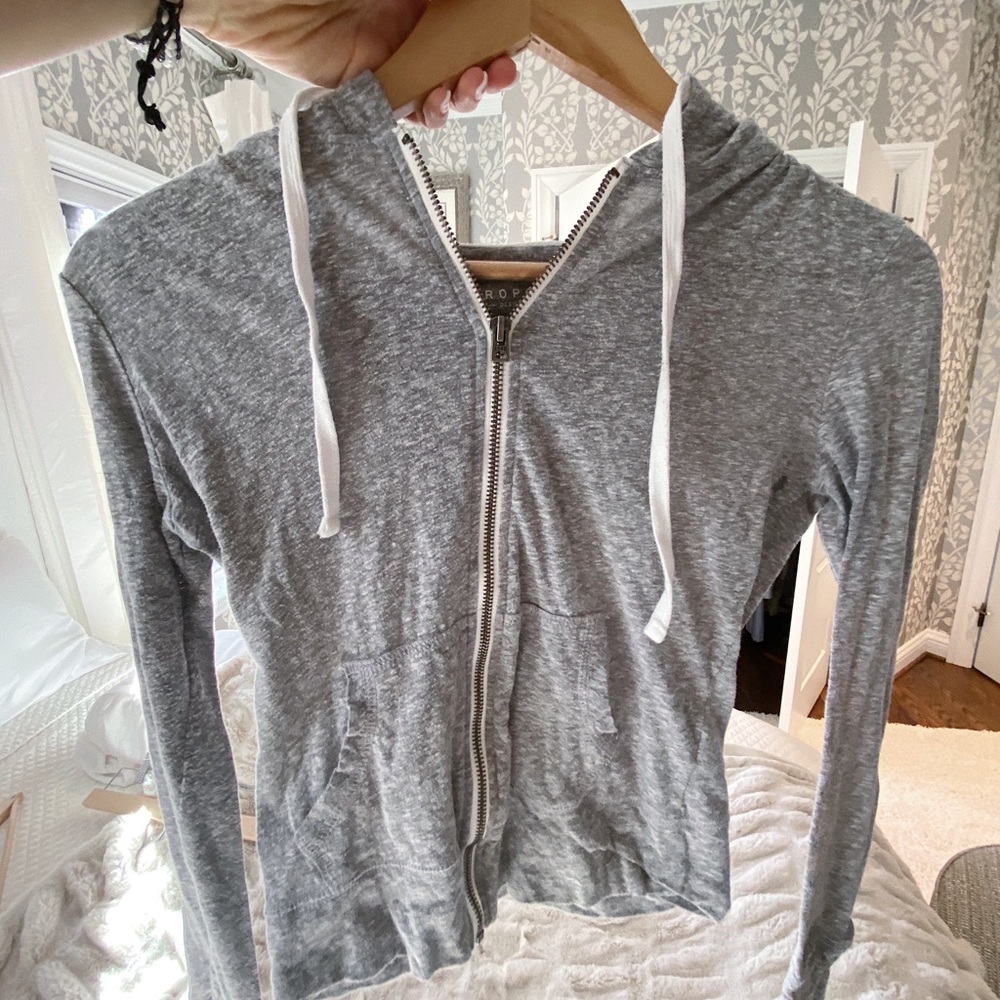 aero simple grey pull-over